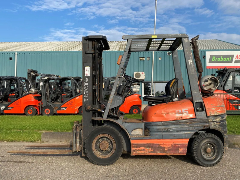 Toyota 42-6FGF25 - Chariot élévateur à gaz: photos 2 Toyota 42-6FGF25 - Chariot élévateur à gaz: photos 2