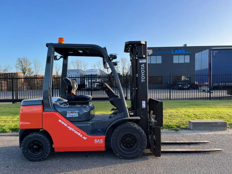 Toyota 52-8FDF25 - Chariot élévateur diesel: photos 3 Toyota 52-8FDF25 - Chariot élévateur diesel: photos 3