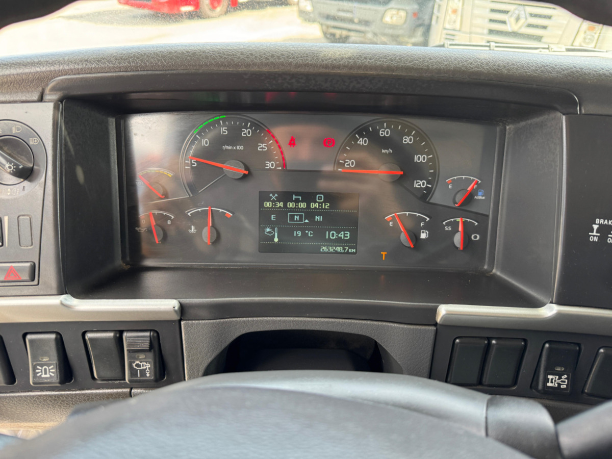 Camion grue VOLVO FM-400 4x2 Bonfiglioli 15000-4: photos 17 Camion grue VOLVO FM-400 4x2 Bonfiglioli 15000-4: photos 17