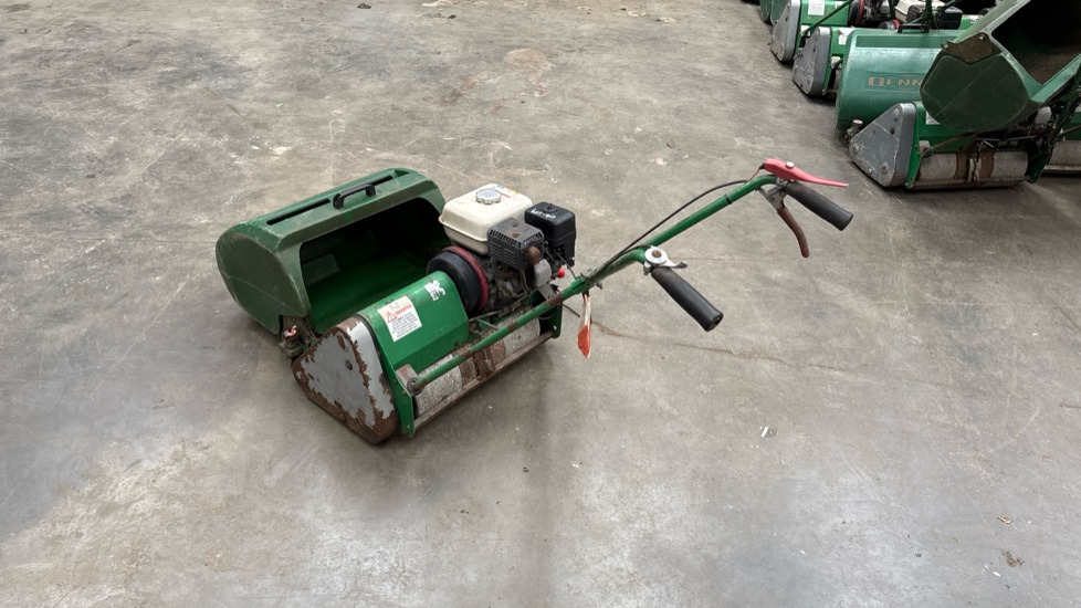 DENNIS FT510 PEDESTRIAN CYLINDER MOWER WITH 5K UNIT AND GRASS BOX - Matériel de chantier: photos 3 DENNIS FT510 PEDESTRIAN CYLINDER MOWER WITH 5K UNIT AND GRASS BOX - Matériel de chantier: photos 3