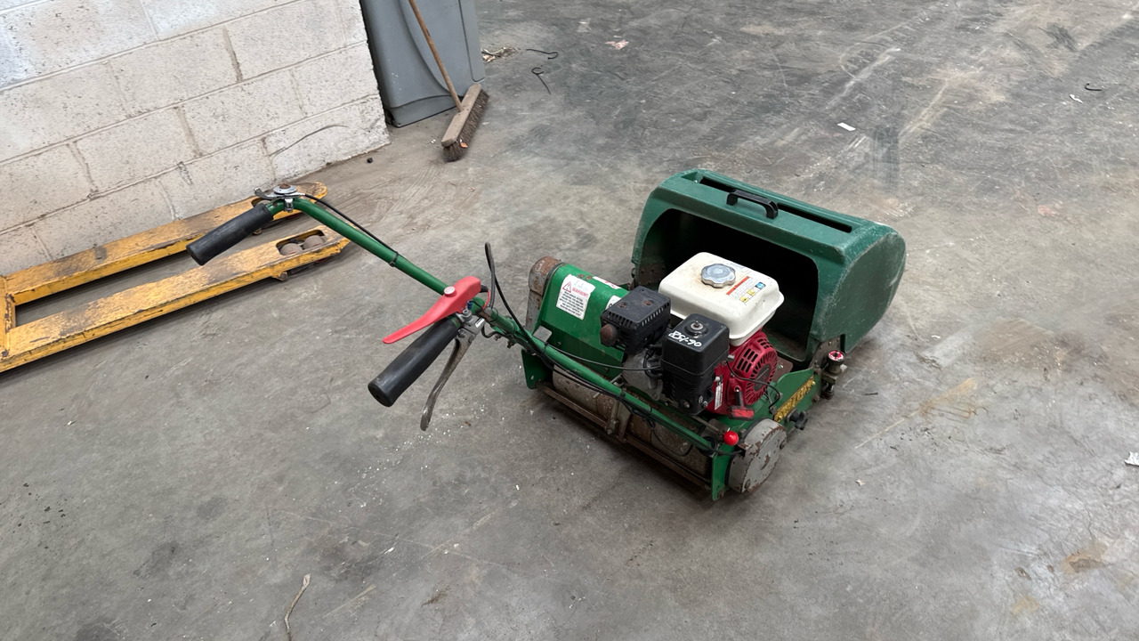 DENNIS FT510 PEDESTRIAN CYLINDER MOWER WITH 9K UNIT AND GRASS BOX - Matériel de chantier: photos 4 DENNIS FT510 PEDESTRIAN CYLINDER MOWER WITH 9K UNIT AND GRASS BOX - Matériel de chantier: photos 4