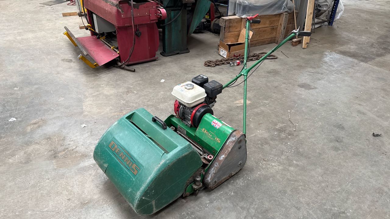 DENNIS FT510 PEDESTRIAN CYLINDER MOWER WITH 9K UNIT AND GRASS BOX - Matériel de chantier: photos 2 DENNIS FT510 PEDESTRIAN CYLINDER MOWER WITH 9K UNIT AND GRASS BOX - Matériel de chantier: photos 2