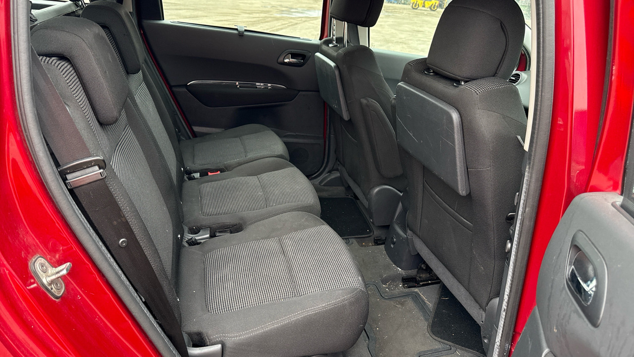 Voiture PEUGEOT 5008 2.0 HDI 150PS: photos 23 Voiture PEUGEOT 5008 2.0 HDI 150PS: photos 23