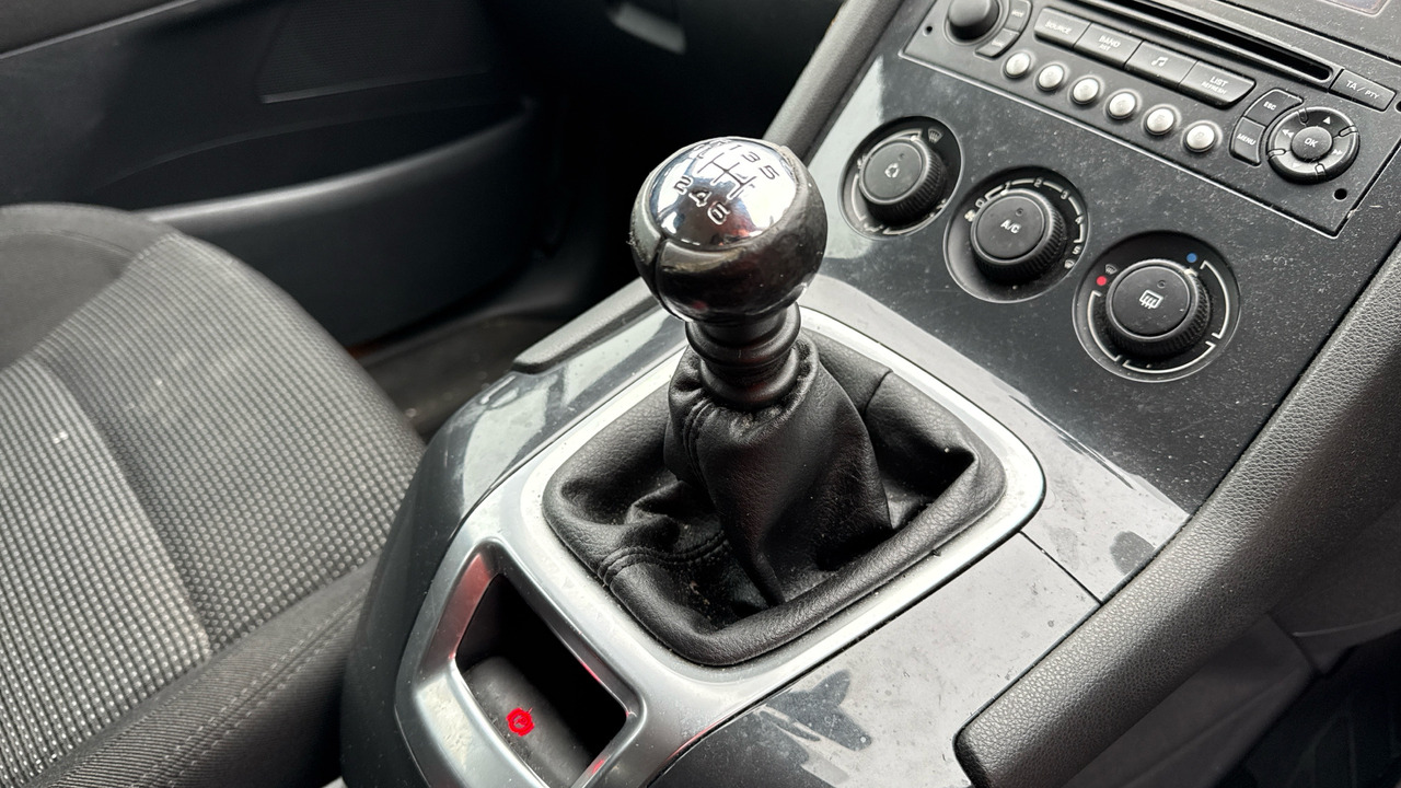 Voiture PEUGEOT 5008 2.0 HDI 150PS: photos 10 Voiture PEUGEOT 5008 2.0 HDI 150PS: photos 10