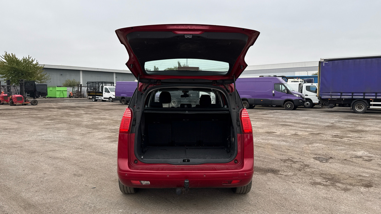 Voiture PEUGEOT 5008 2.0 HDI 150PS: photos 28 Voiture PEUGEOT 5008 2.0 HDI 150PS: photos 28