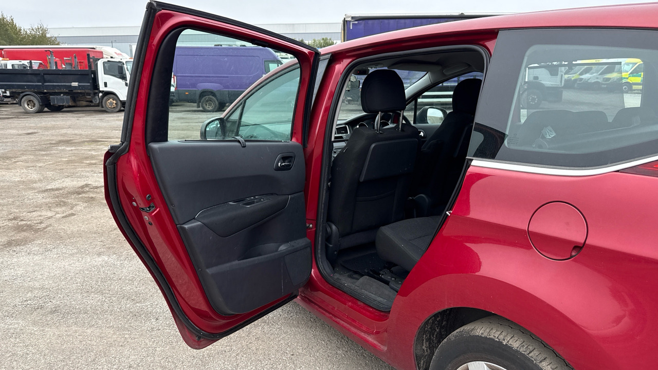 Voiture PEUGEOT 5008 2.0 HDI 150PS: photos 22 Voiture PEUGEOT 5008 2.0 HDI 150PS: photos 22