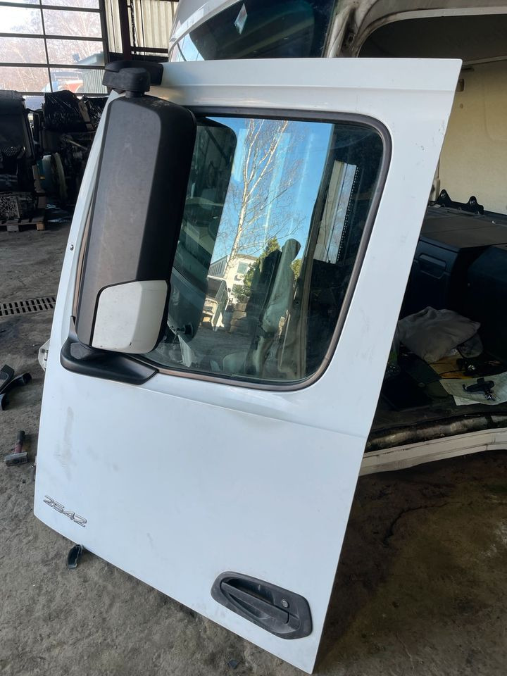 Actros MP4 Fahrertür, Tür Links Weiß Spiegel Innenverkleidung - Portière et pièces pour Camion: photos 2 Actros MP4 Fahrertür, Tür Links Weiß Spiegel Innenverkleidung - Portière et pièces pour Camion: photos 2