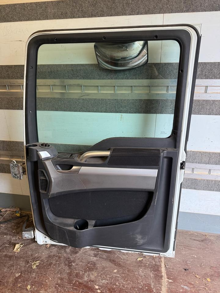 MAN TGX Beifahrertür Weiß Innenverkleidung LN 67 - Portière et pièces pour Camion: photos 2 MAN TGX Beifahrertür Weiß Innenverkleidung LN 67 - Portière et pièces pour Camion: photos 2