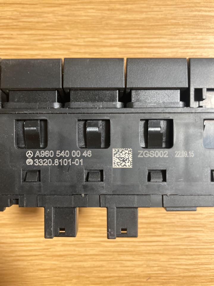 Mercedes-Benz Actros MP4 Kabinenlichtschalter A9605400046 - Système électrique pour Camion: photos 4 Mercedes-Benz Actros MP4 Kabinenlichtschalter A9605400046 - Système électrique pour Camion: photos 4