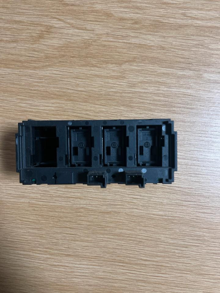 Mercedes-Benz Actros MP4 Kabinenlichtschalter A9605400046 - Système électrique pour Camion: photos 2 Mercedes-Benz Actros MP4 Kabinenlichtschalter A9605400046 - Système électrique pour Camion: photos 2