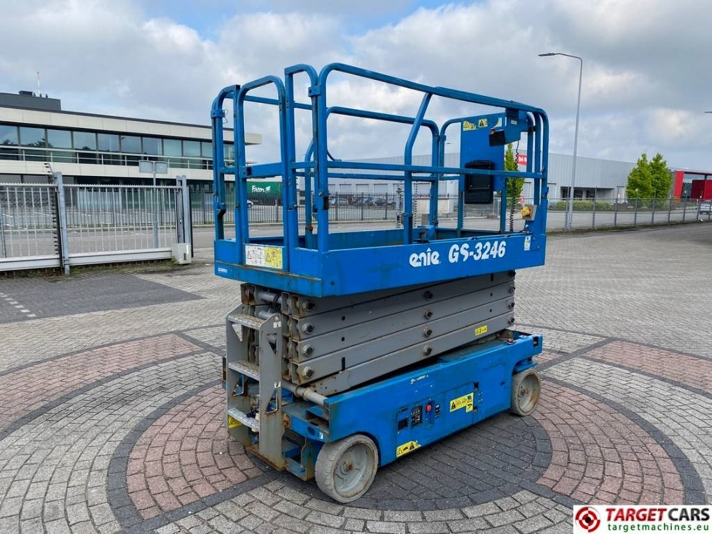 Genie GS-3246 Electric Scissor Work Lift 1175cm - Nacelle ciseaux: photos 3 Genie GS-3246 Electric Scissor Work Lift 1175cm - Nacelle ciseaux: photos 3