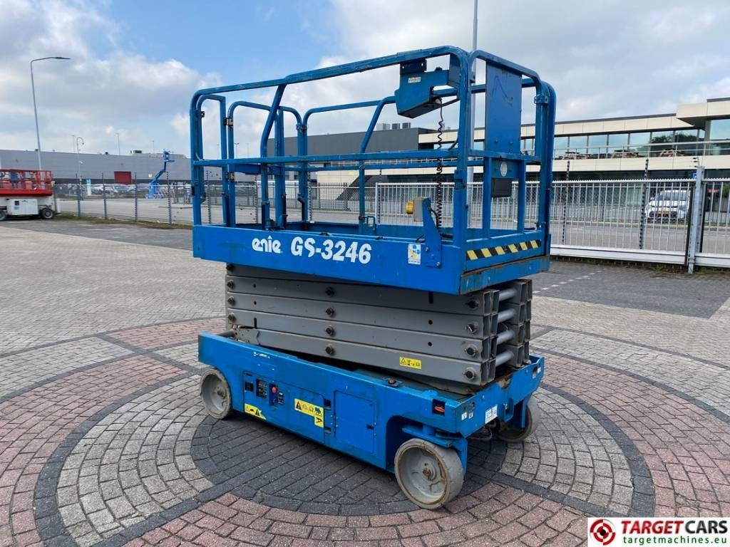 Genie GS-3246 Electric Scissor Work Lift 1175cm - Nacelle ciseaux: photos 2 Genie GS-3246 Electric Scissor Work Lift 1175cm - Nacelle ciseaux: photos 2