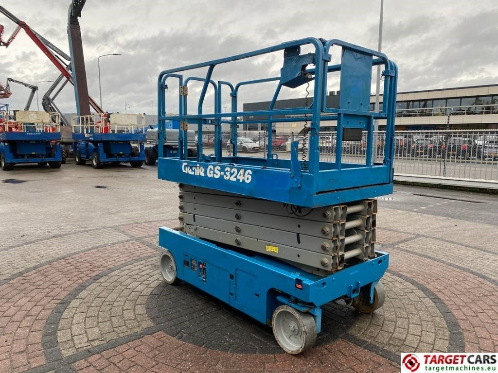 Genie GS-3246 Electric Scissor Work Lift 1175cm - Nacelle ciseaux: photos 2 Genie GS-3246 Electric Scissor Work Lift 1175cm - Nacelle ciseaux: photos 2