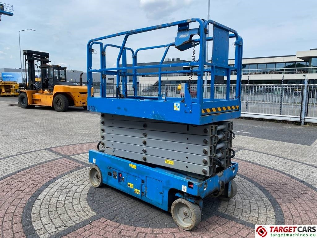 Genie GS-4047 Electric 4047 Scissor Work Lift 1389cm - Nacelle ciseaux: photos 2 Genie GS-4047 Electric 4047 Scissor Work Lift 1389cm - Nacelle ciseaux: photos 2