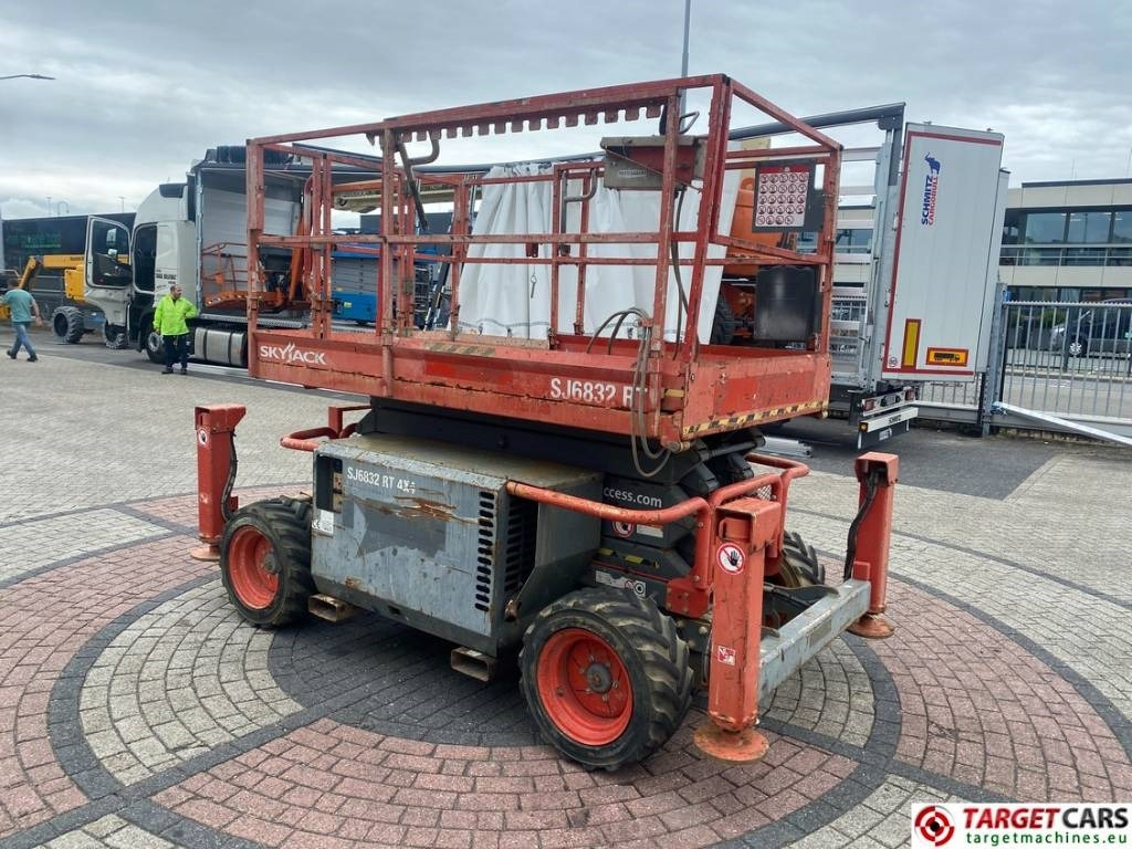 SkyJack SJ6832 RT Diesel 4x4 Scissor Work Lift 1180cm - Nacelle ciseaux: photos 2 SkyJack SJ6832 RT Diesel 4x4 Scissor Work Lift 1180cm - Nacelle ciseaux: photos 2