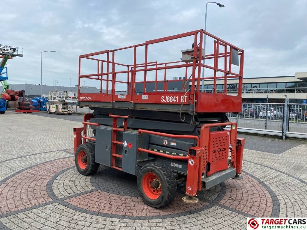 SkyJack SJ8841RT Diesel 4x4 Scissor Work Lift 1430cm - Nacelle ciseaux: photos 2 SkyJack SJ8841RT Diesel 4x4 Scissor Work Lift 1430cm - Nacelle ciseaux: photos 2