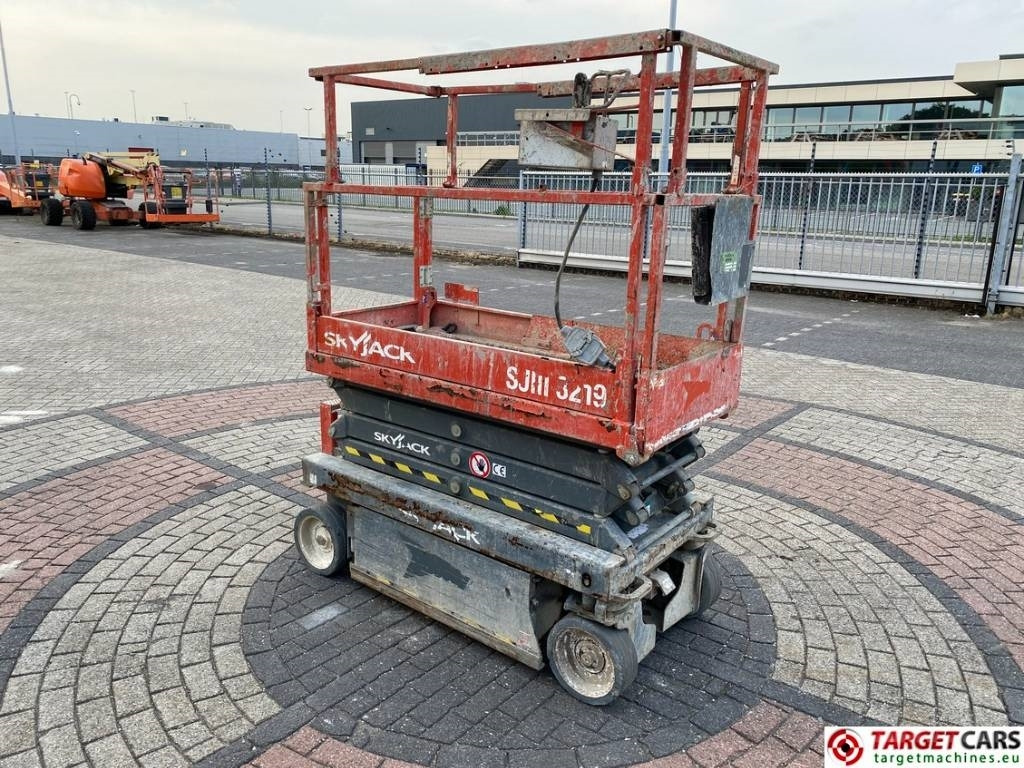 SkyJack SJIII-3219 Electric 3219 Scissor Work Lift 780cm - Nacelle ciseaux: photos 2 SkyJack SJIII-3219 Electric 3219 Scissor Work Lift 780cm - Nacelle ciseaux: photos 2