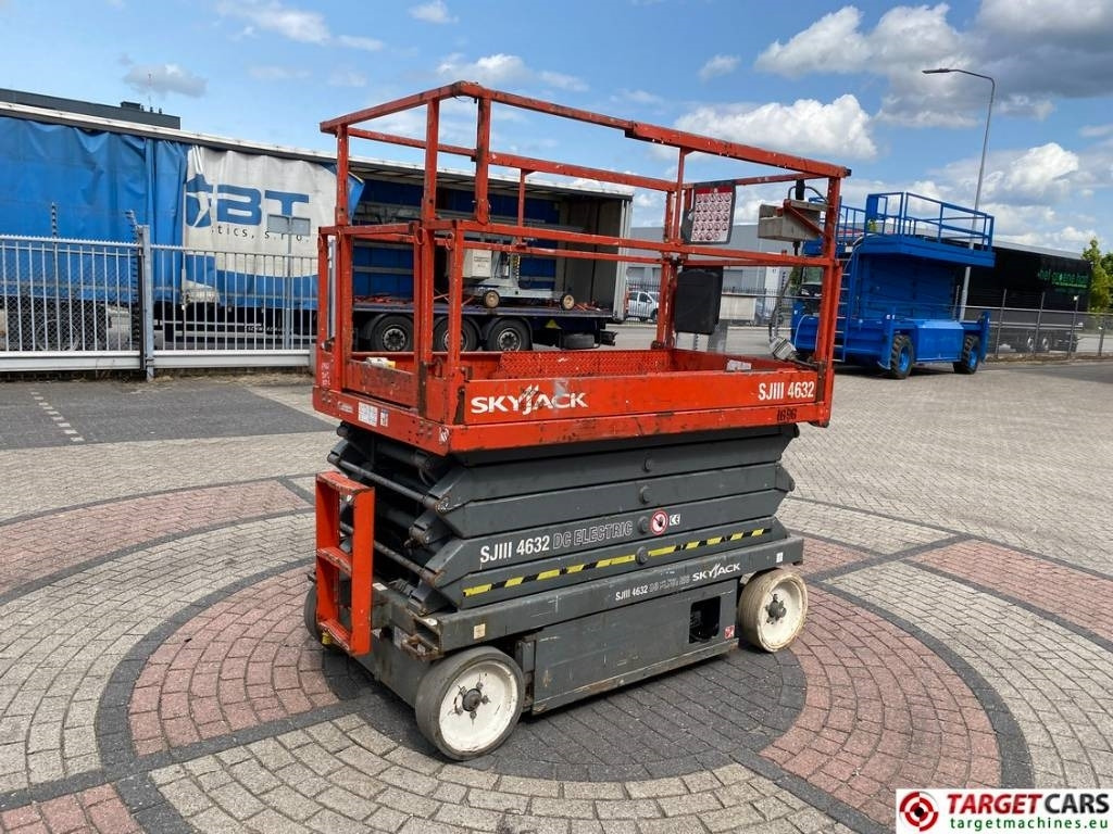 SkyJack SJIII-4632 Electric 4632 Scissor Work Lift 1170cm - Nacelle ciseaux: photos 3 SkyJack SJIII-4632 Electric 4632 Scissor Work Lift 1170cm - Nacelle ciseaux: photos 3