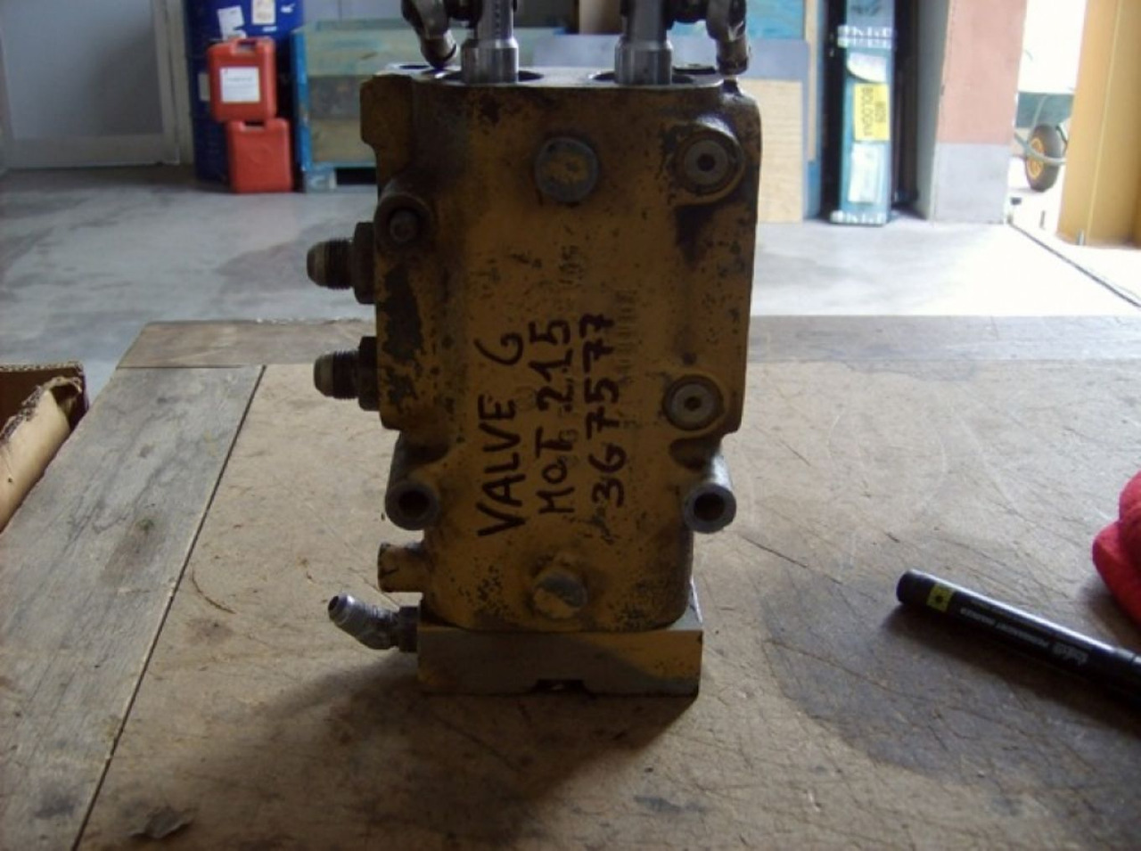 Caterpillar 215 DISTRIBUTORE - Valve hydraulique pour Engins de chantier: photos 1 Caterpillar 215 DISTRIBUTORE - Valve hydraulique pour Engins de chantier: photos 1