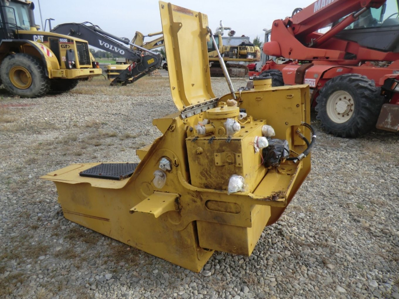 Caterpillar 735 Serbatoio gasolio - Réservoir de carburant pour Engins de chantier: photos 4 Caterpillar 735 Serbatoio gasolio - Réservoir de carburant pour Engins de chantier: photos 4