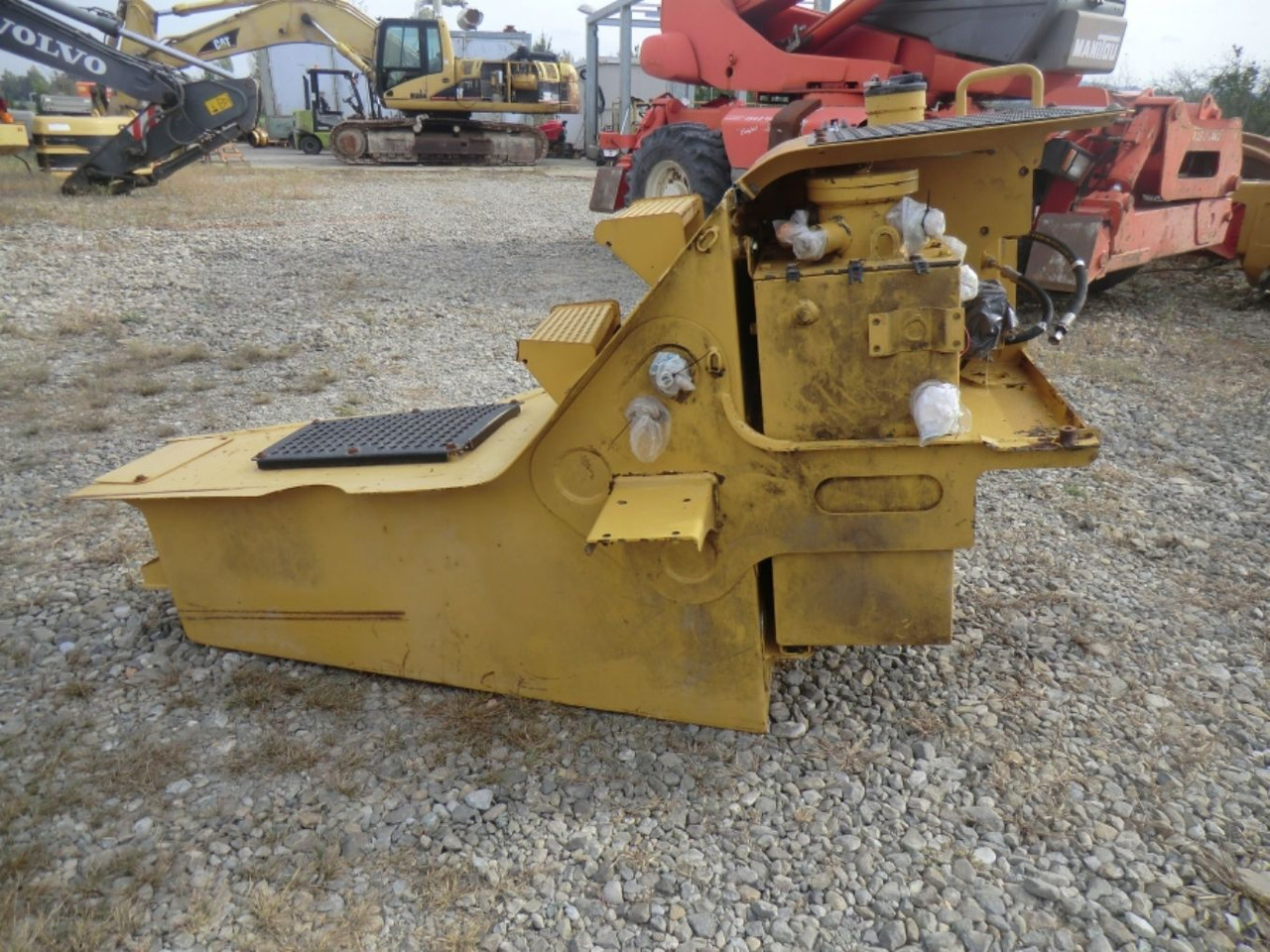 Caterpillar 735 Serbatoio gasolio - Réservoir de carburant pour Engins de chantier: photos 2 Caterpillar 735 Serbatoio gasolio - Réservoir de carburant pour Engins de chantier: photos 2