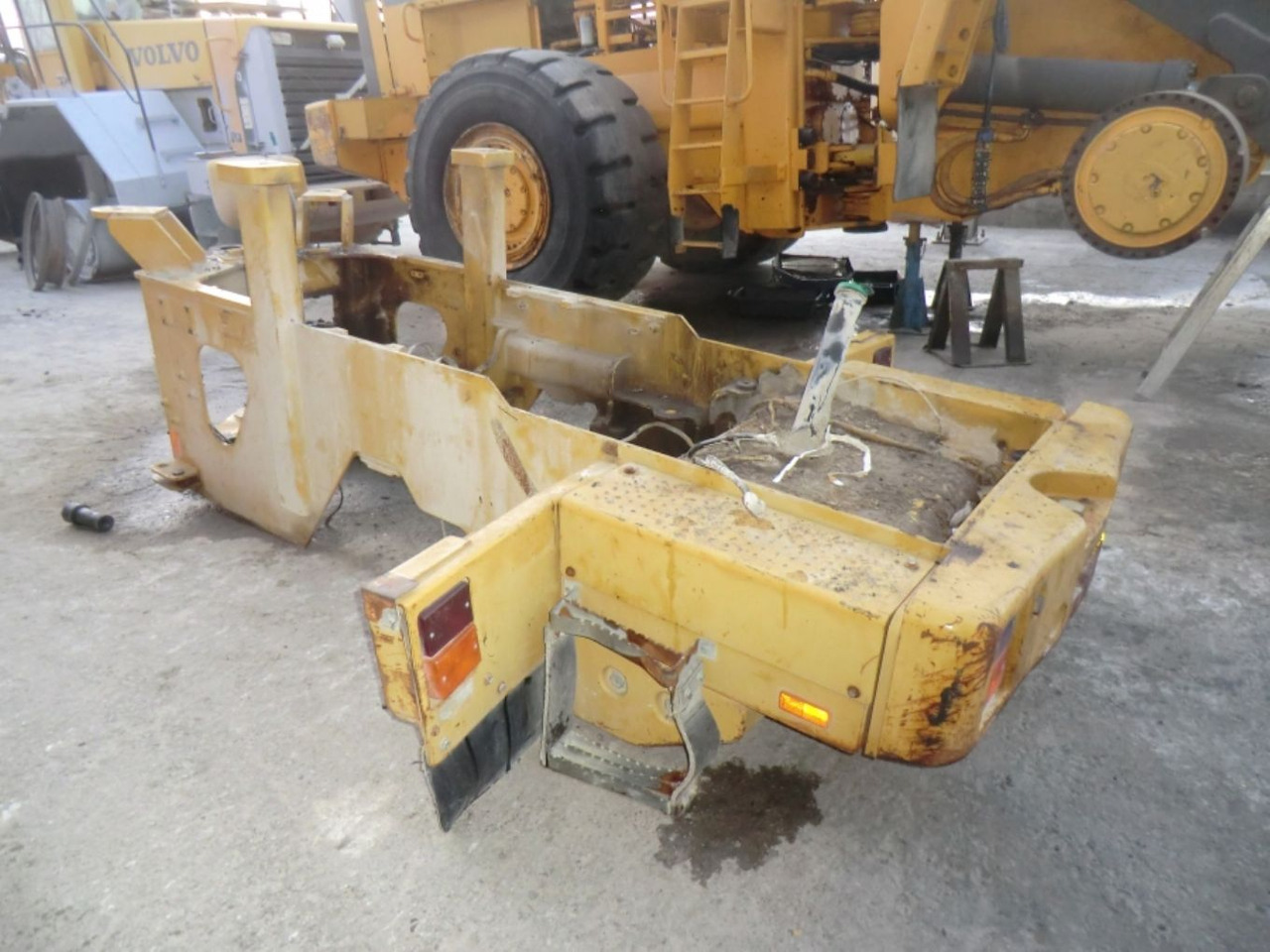 Caterpillar 928G TELAIO POSTERIORE COMPLETO DI SERBATOIO GASOLIO E CONTRAPPESI LATERALI - Réservoir de carburant pour Engins de chantier: photos 3 Caterpillar 928G TELAIO POSTERIORE COMPLETO DI SERBATOIO GASOLIO E CONTRAPPESI LATERALI - Réservoir de carburant pour Engins de chantier: photos 3