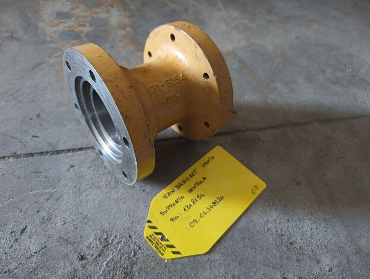 Moyeu pour Engins de chantier Fan BRACKET 1318154 for construction equipment: photos 1