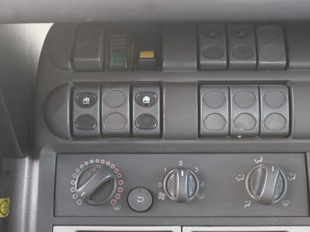 Camion plateau, Camion grue Iveco EUROCARGO 100E17, EURO 3, HYDRAULIC ARM HIAB 035-2: photos 13