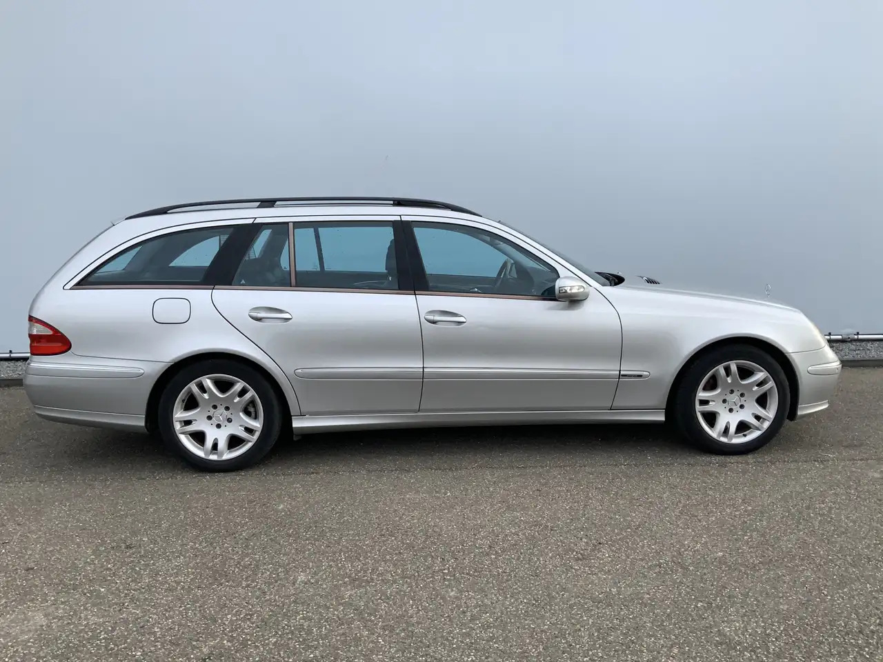Voiture break Mercedes-Benz E 500 Combi V8 Elegance 4-Matic airmatic,full option: photos 15 Voiture break Mercedes-Benz E 500 Combi V8 Elegance 4-Matic airmatic,full option: photos 15