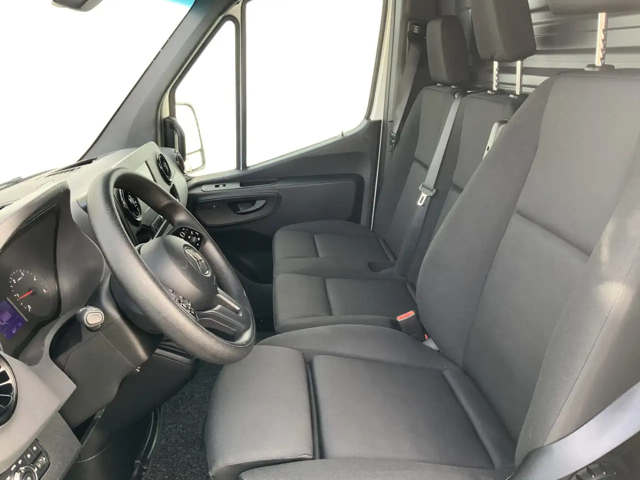 Mercedes-Benz Sprinter 317 1.9 CDI L2H2 RWD Cruise Airco 3 Zits Camera 36 - Fourgon utilitaire: photos 4 Mercedes-Benz Sprinter 317 1.9 CDI L2H2 RWD Cruise Airco 3 Zits Camera 36 - Fourgon utilitaire: photos 4