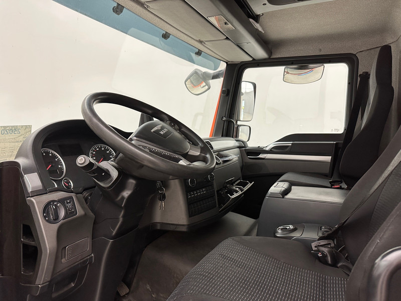 Photo d'intérieur 2: Camion fourgon MAN TGM 18.290