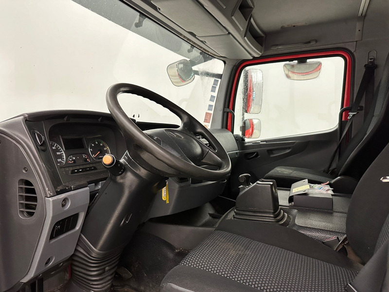 Photo d'intérieur 1: Camion à rideaux coulissants Mercedes-Benz Axor 2529 - 6x2
