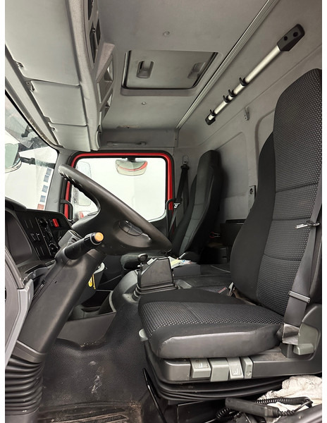 Photo d'intérieur 2: Camion à rideaux coulissants Mercedes-Benz Axor 2529 - 6x2