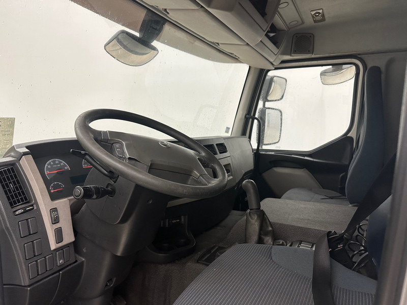 Camion à rideaux coulissants Volvo FE 300 - 6x2: photos 9