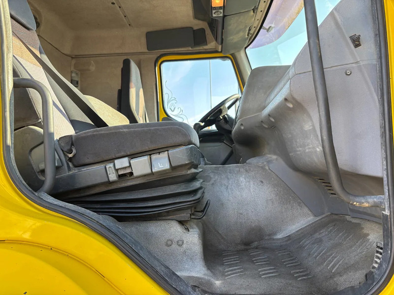 Photo d'intérieur 2: Tracteur routier Renault Premium 420 Hub reduction Manual Gearbox Photo d'intérieur 2: Tracteur routier Renault Premium 420 Hub reduction Manual Gearbox