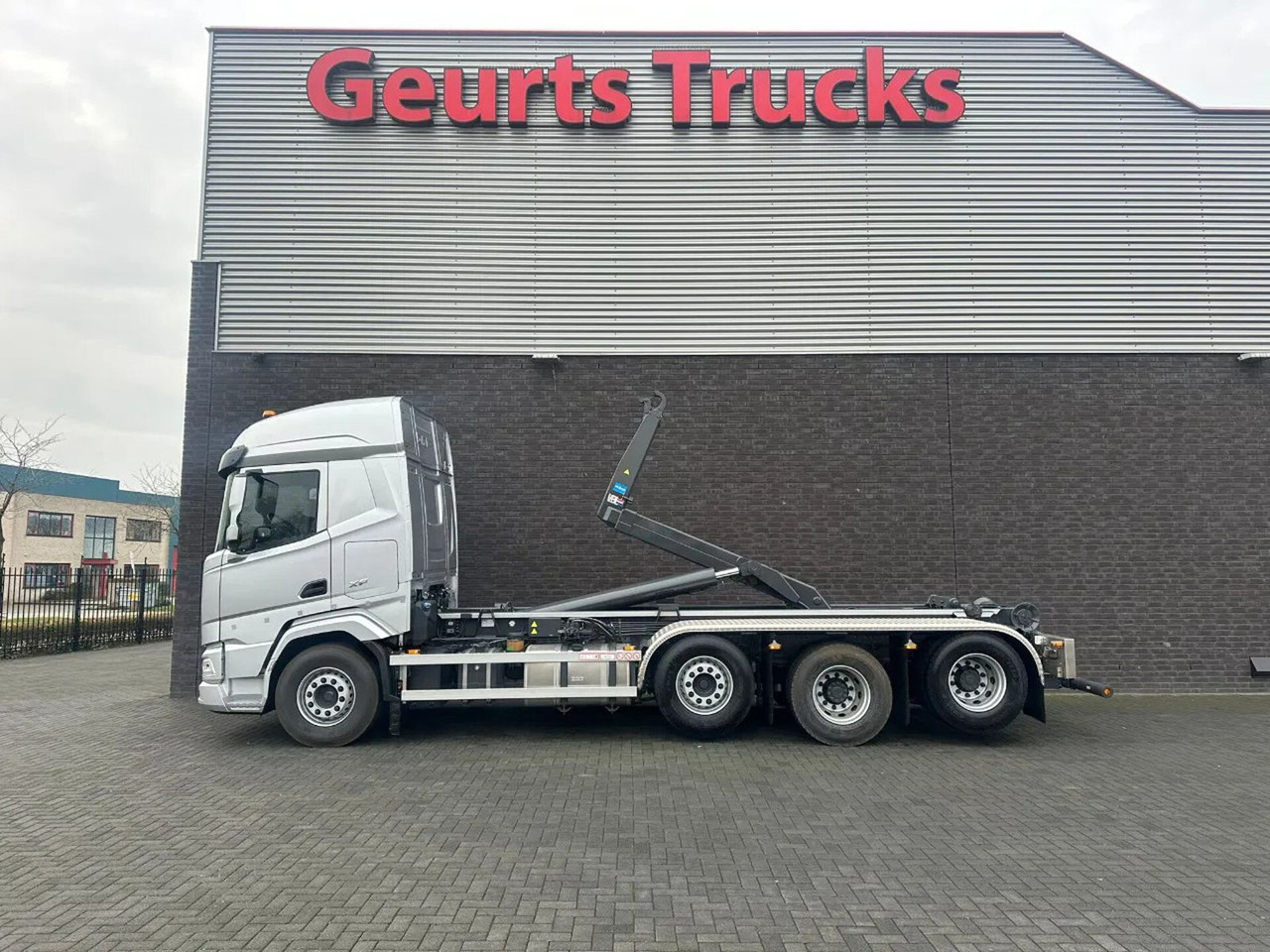 DAF XF 530 8X2 TRIPLE VDL S-30-6700 HAAKARMSYSTEEM/A - Camion ampliroll: photos 1 DAF XF 530 8X2 TRIPLE VDL S-30-6700 HAAKARMSYSTEEM/A - Camion ampliroll: photos 1