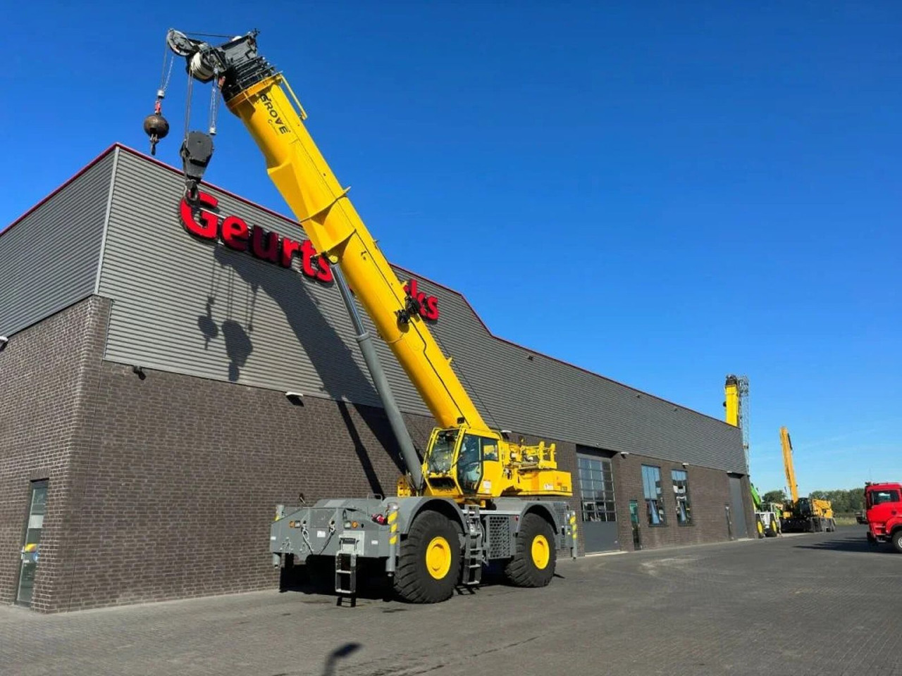 Grove GRT8100 ROUGH TERRAIN CRANE - Grue à tour: photos 2 Grove GRT8100 ROUGH TERRAIN CRANE - Grue à tour: photos 2