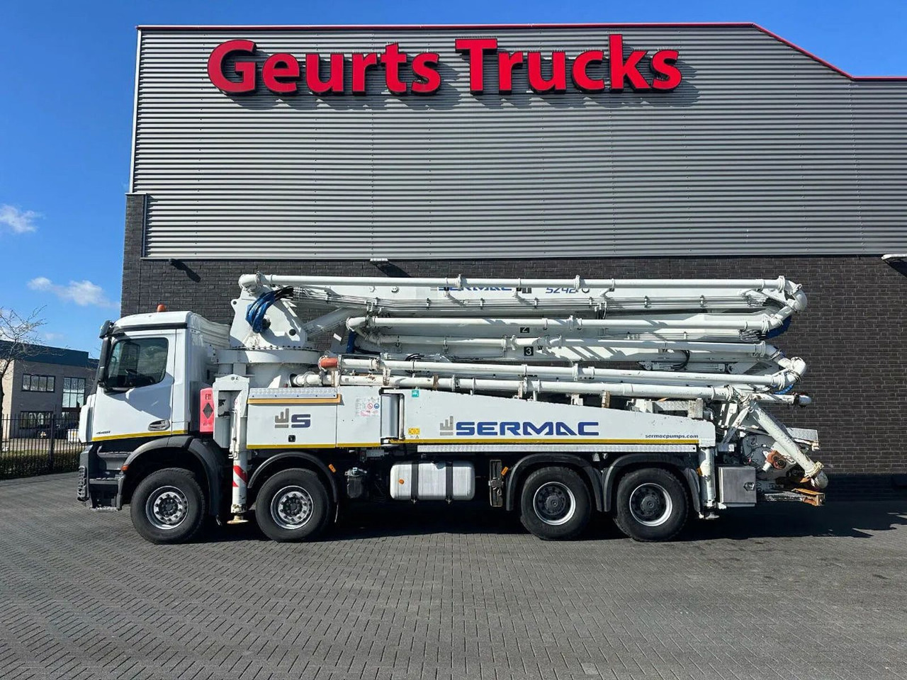 Mercedes-Benz Arocs 4451 8X4 + SERMAC 5Z42 BETONPOMP/BETONPUMP - Camion pompe: photos 1 Mercedes-Benz Arocs 4451 8X4 + SERMAC 5Z42 BETONPOMP/BETONPUMP - Camion pompe: photos 1