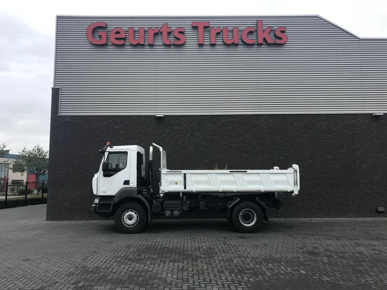 Renault Kerax 330 DXI 4X2 KIPPER/TIPPER ONLY 27.000 KM ! - Camion benne: photos 1 Renault Kerax 330 DXI 4X2 KIPPER/TIPPER ONLY 27.000 KM ! - Camion benne: photos 1