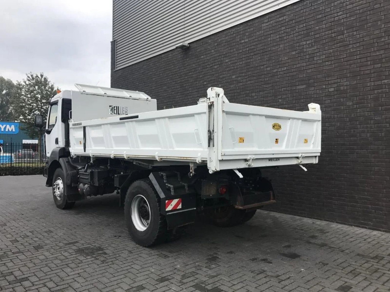 Renault Kerax 330 DXI 4X2 KIPPER/TIPPER ONLY 27.000 KM ! - Camion benne: photos 4 Renault Kerax 330 DXI 4X2 KIPPER/TIPPER ONLY 27.000 KM ! - Camion benne: photos 4