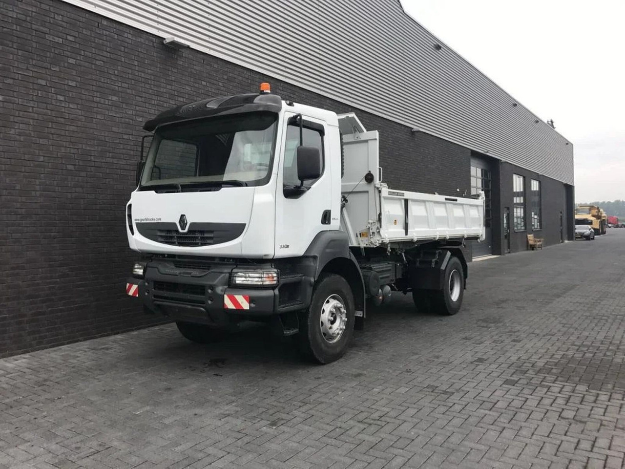 Renault Kerax 330 DXI 4X2 KIPPER/TIPPER ONLY 27.000 KM ! - Camion benne: photos 2 Renault Kerax 330 DXI 4X2 KIPPER/TIPPER ONLY 27.000 KM ! - Camion benne: photos 2