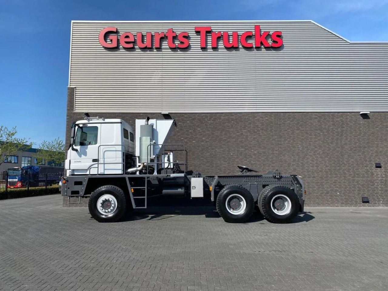 Mercedes-Benz TITAN 5560 Z52-600 F TITAN 5560 Z52-600 F 6X6 HE - Tracteur routier: photos 1 Mercedes-Benz TITAN 5560 Z52-600 F TITAN 5560 Z52-600 F 6X6 HE - Tracteur routier: photos 1
