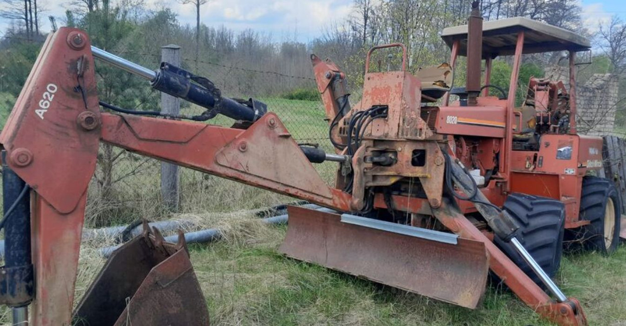DITCH WITCH 8020 - Trancheuse: photos 1 DITCH WITCH 8020 - Trancheuse: photos 1