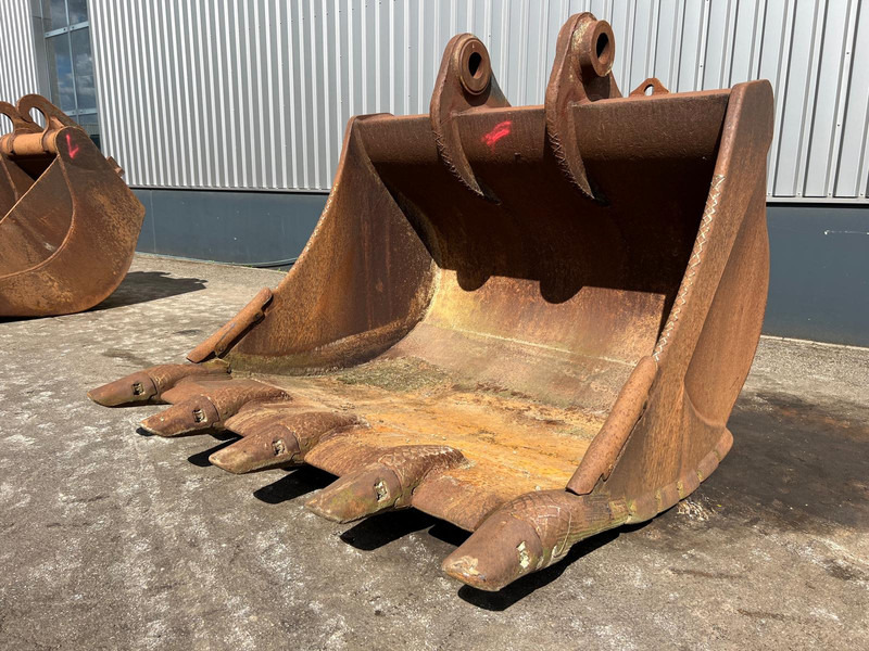 Caterpillar Caterpillar 385 bucket with teeth - Godet: photos 1 Caterpillar Caterpillar 385 bucket with teeth - Godet: photos 1