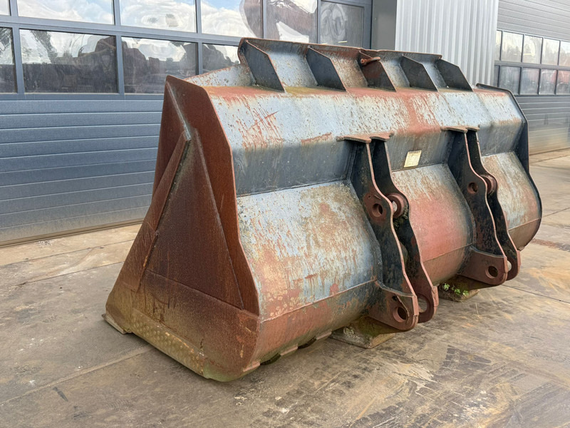 Volvo 4.2 m3 - Godet: photos 3 Volvo 4.2 m3 - Godet: photos 3