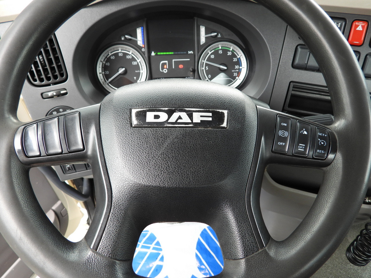 Camion benne DAF LF 180 THREE-WAY TIPPER CRUISE CONTROL LED LIGHTS AUTOMATIC TRANSMISSION TWIN WHEELS AIR CONDITIONING 180HP: photos 37 Camion benne DAF LF 180 THREE-WAY TIPPER CRUISE CONTROL LED LIGHTS AUTOMATIC TRANSMISSION TWIN WHEELS AIR CONDITIONING 180HP: photos 37