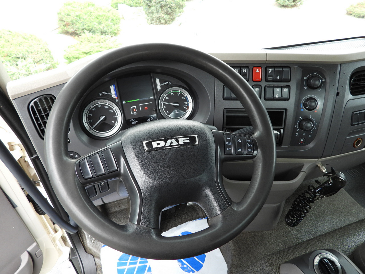 Camion benne DAF LF 180 THREE-WAY TIPPER CRUISE CONTROL LED LIGHTS AUTOMATIC TRANSMISSION TWIN WHEELS AIR CONDITIONING 180HP: photos 36 Camion benne DAF LF 180 THREE-WAY TIPPER CRUISE CONTROL LED LIGHTS AUTOMATIC TRANSMISSION TWIN WHEELS AIR CONDITIONING 180HP: photos 36