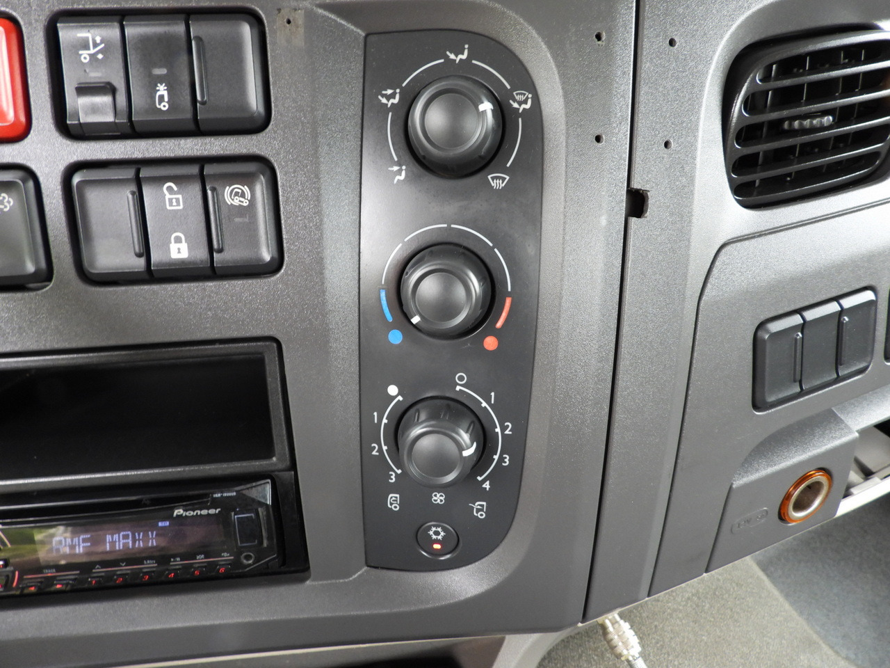 Camion benne DAF LF 180 THREE-WAY TIPPER CRUISE CONTROL LED LIGHTS AUTOMATIC TRANSMISSION TWIN WHEELS AIR CONDITIONING 180HP: photos 43 Camion benne DAF LF 180 THREE-WAY TIPPER CRUISE CONTROL LED LIGHTS AUTOMATIC TRANSMISSION TWIN WHEELS AIR CONDITIONING 180HP: photos 43