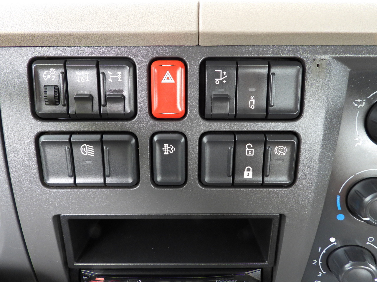 Camion benne DAF LF 180 THREE-WAY TIPPER CRUISE CONTROL LED LIGHTS AUTOMATIC TRANSMISSION TWIN WHEELS AIR CONDITIONING 180HP: photos 42 Camion benne DAF LF 180 THREE-WAY TIPPER CRUISE CONTROL LED LIGHTS AUTOMATIC TRANSMISSION TWIN WHEELS AIR CONDITIONING 180HP: photos 42