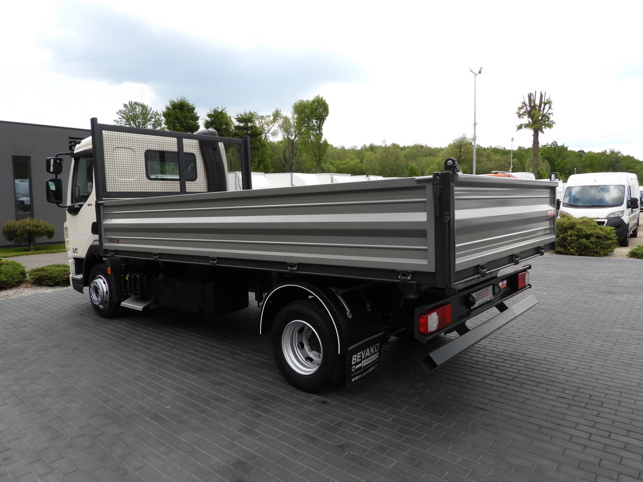 Camion benne DAF LF 180 THREE-WAY TIPPER CRUISE CONTROL LED LIGHTS AUTOMATIC TRANSMISSION TWIN WHEELS AIR CONDITIONING 180HP: photos 11 Camion benne DAF LF 180 THREE-WAY TIPPER CRUISE CONTROL LED LIGHTS AUTOMATIC TRANSMISSION TWIN WHEELS AIR CONDITIONING 180HP: photos 11